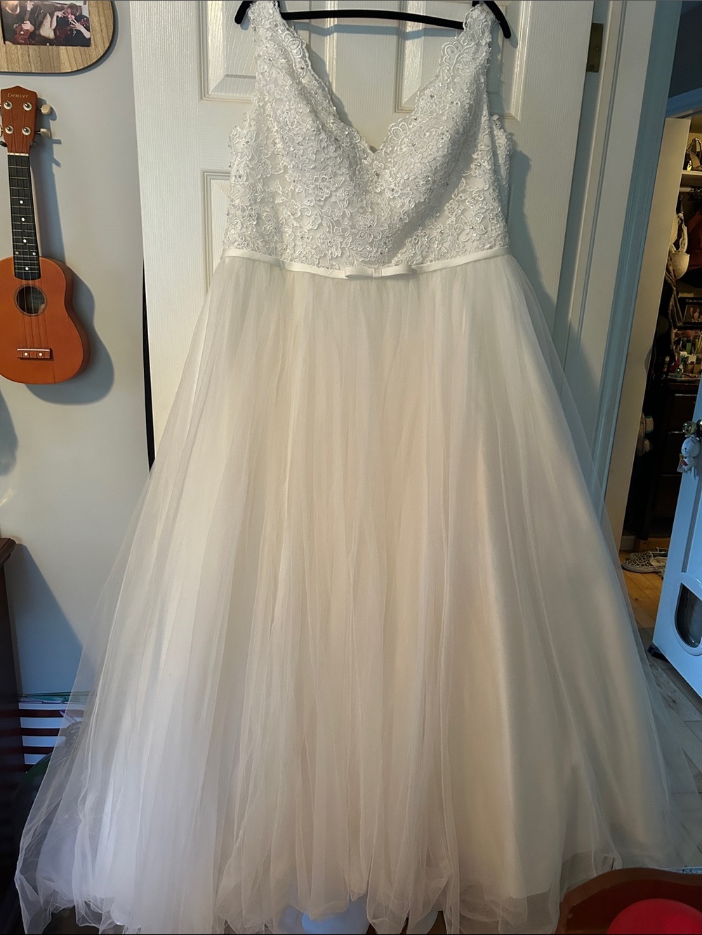 Romantic White Lace & Tulle Wedding Gown